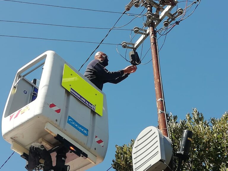 What do electricians charge per hour in South Africa?
